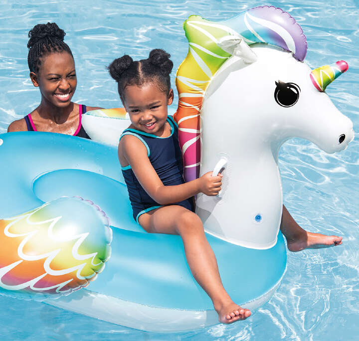 Mädchen im Pool auf Bestway Schwimmtier Einhorn 1200x1140